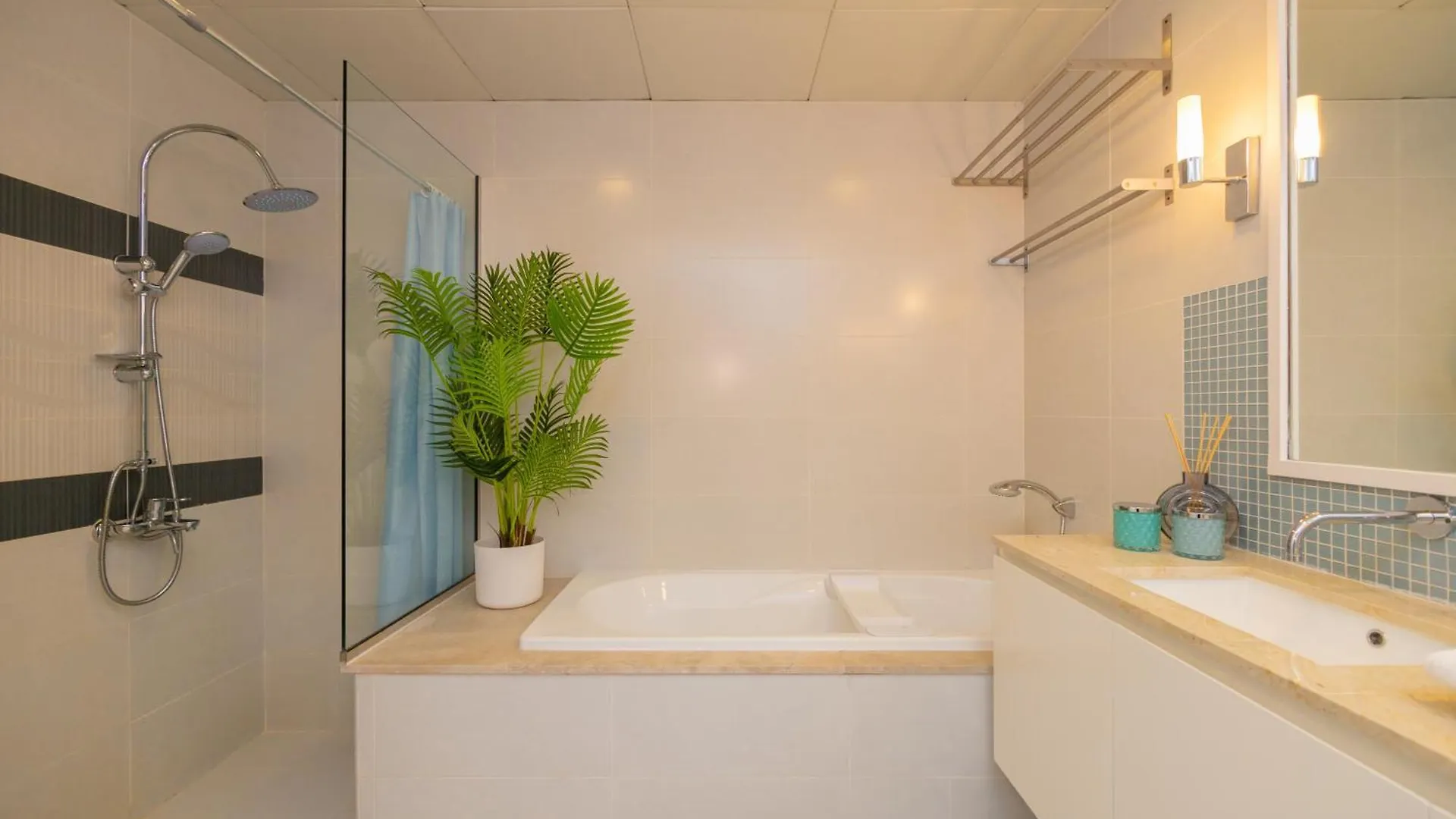Apartment Welhome - Oceanfront Elegance 1Br Apt With Palm & Sea Views Dubai