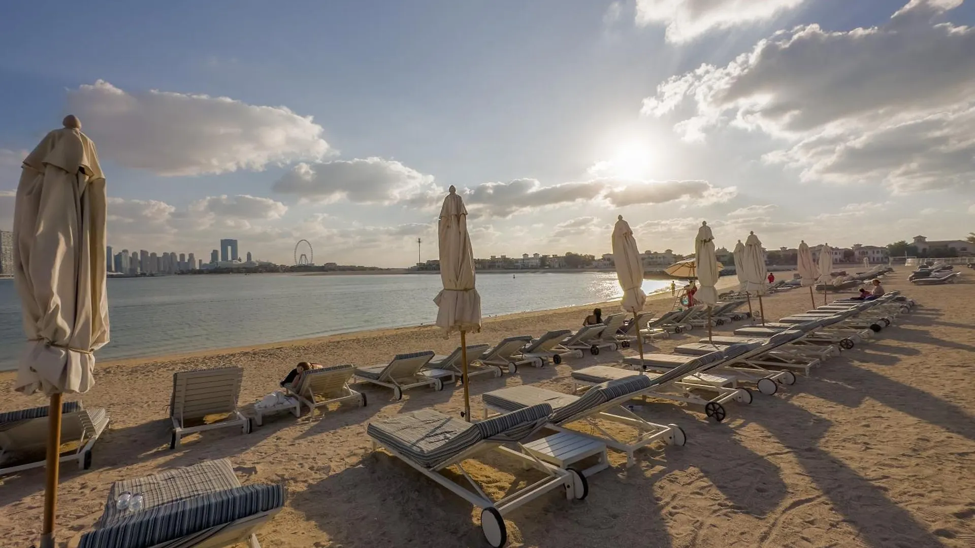 Welhome - Oceanfront Elegance 1Br Apt With Palm & Sea Views Dubai Apartment